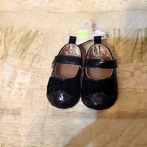 Girls black soft sole shoes. Nwt. 6mos. -9mos.